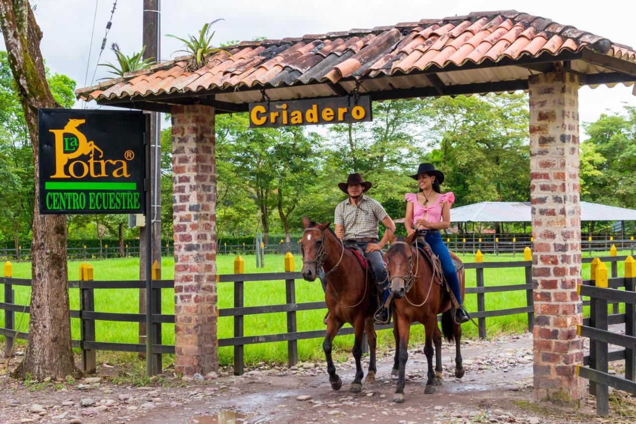 Hotel Campestre La Potra Apiay Eksteriør bilde